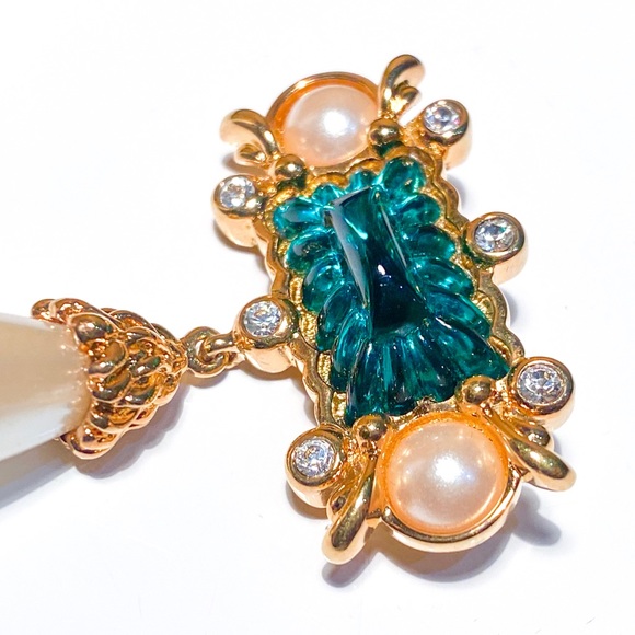 Hutton Wilkinson Pearl and Emerald Green Colored Stone Brooch / Pin - Picture 4 of 16